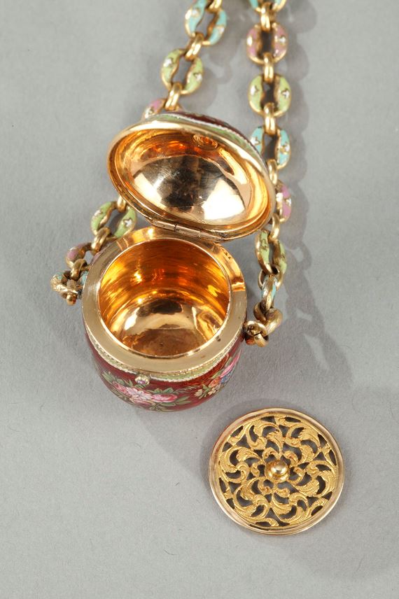 Gold and enamel vinaigrette, chain and ring | MasterArt